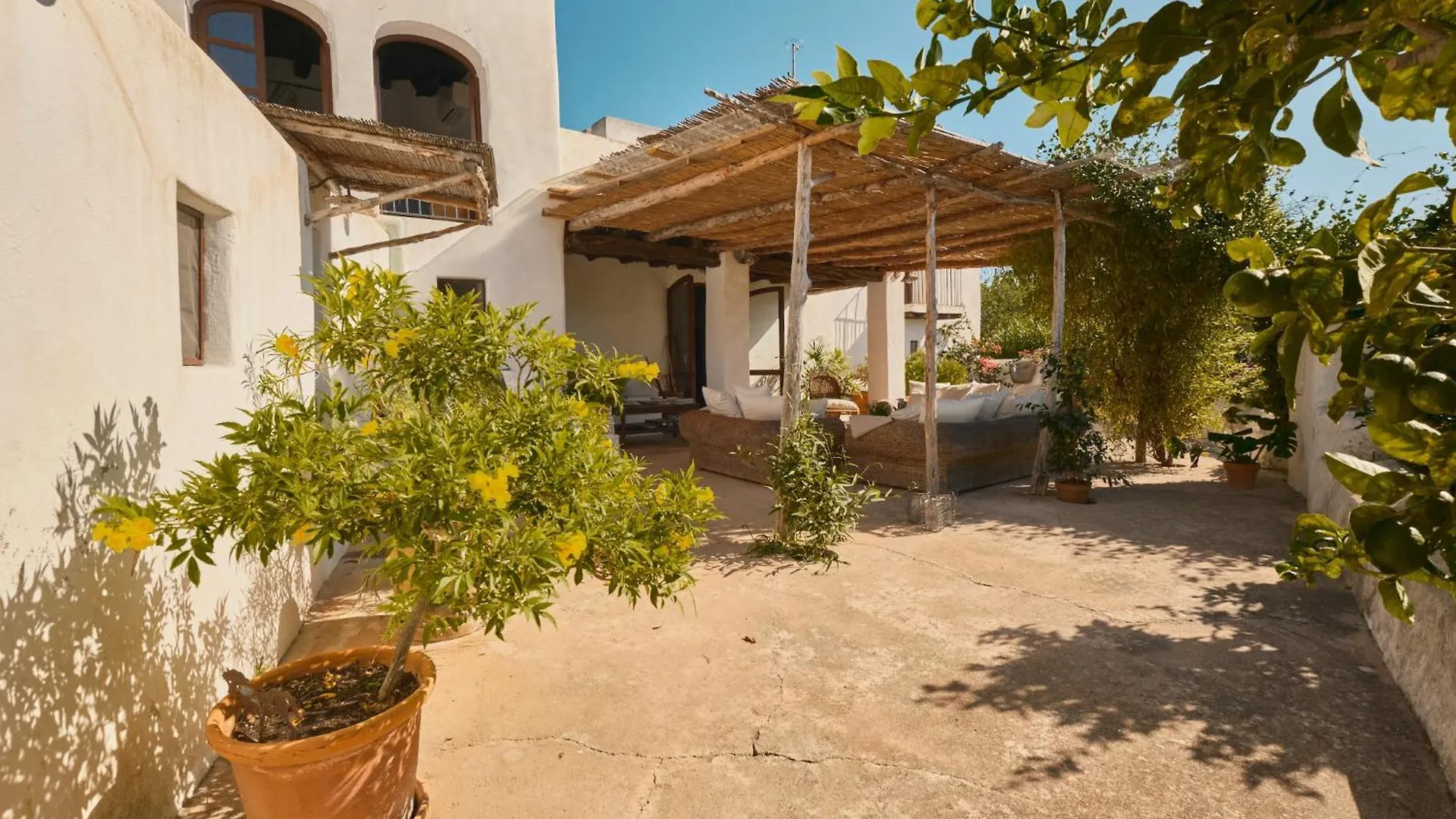 Отель The Guardian House Santa Gertrudis  Гостевой дом